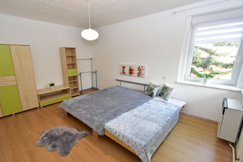 Samostatná ložnice s komorou včetně elektrického bojleru.  - Prodej bytu 2+1 v osobním vlastnictví 75 m², Kostelec nad Labem