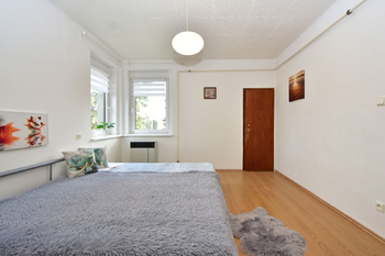 Samostatná ložnice s komorou včetně elektrického bojleru.  - Prodej bytu 2+1 v osobním vlastnictví 75 m², Kostelec nad Labem