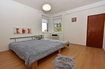 Samostatná ložnice s komorou včetně elektrického bojleru.  - Prodej bytu 2+1 v osobním vlastnictví 75 m², Kostelec nad Labem