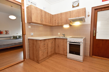 Vstupní chodba s kuchyňským koutem.  - Prodej bytu 2+1 v osobním vlastnictví 75 m², Kostelec nad Labem