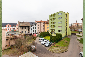 8. Pohled z ložnice do vnitrobloku - Pronájem bytu 3+kk v osobním vlastnictví 81 m², Pardubice