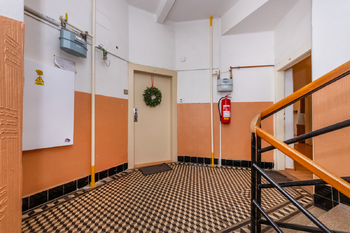 15. Vstup do bytu a chodba domu - Pronájem bytu 3+kk v osobním vlastnictví 81 m², Pardubice