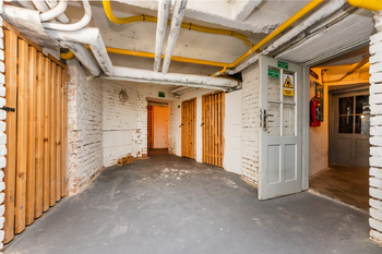 17. Vstupní chodba ke sklepům v suterénu domu - Pronájem bytu 3+kk v osobním vlastnictví 81 m², Pardubice