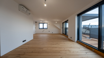 Pohled na východ směrem do kuchyně  - Prodej bytu atypický v osobním vlastnictví 237 m², České Budějovice