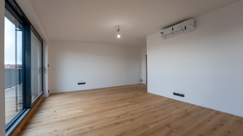 Pohled na čelní stěnu - klimatizace ve všech obytných místnostech  - Prodej bytu atypický v osobním vlastnictví 237 m², České Budějovice