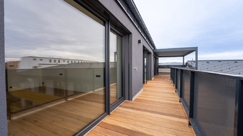 Hlavní terasa 28,89 m2 s monoklimatickou pergolou  - Prodej bytu atypický v osobním vlastnictví 237 m², České Budějovice