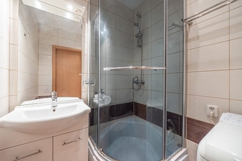 koupelna se sprchovým koutem - Pronájem bytu 2+kk v osobním vlastnictví 50 m², Praha 6 - Ruzyně