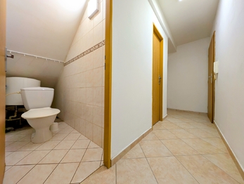 chodba s WC ... - Pronájem bytu 2+kk v osobním vlastnictví 50 m², Havlíčkův Brod