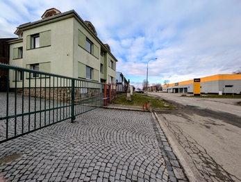 dům v uzvřeném areálu ... - Pronájem bytu 2+kk v osobním vlastnictví 50 m², Havlíčkův Brod 