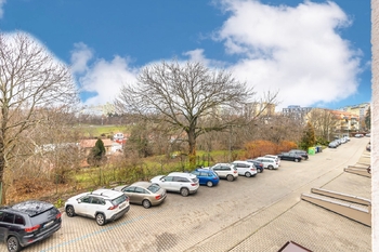 Dům - parkoviště před domem - Prodej bytu 2+kk v osobním vlastnictví 68 m², Praha 8 - Střížkov