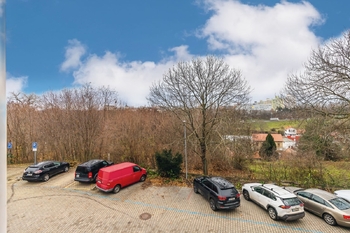 Dům - parkoviště před domem - Prodej bytu 2+kk v osobním vlastnictví 68 m², Praha 8 - Střížkov