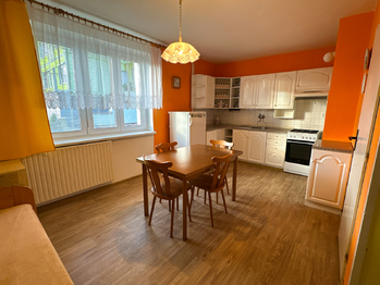 Prodej domu 350 m², Halže