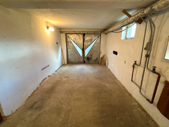 Prodej domu 350 m², Halže