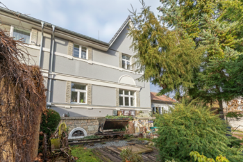 Ukázka možné rekonstrukce-AI Gemini - Prodej domu 210 m², Praha 5 - Smíchov