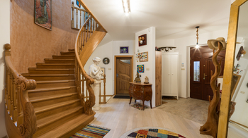 Vstupní hala - Prodej domu 328 m², Praha 9 - Horní Počernice