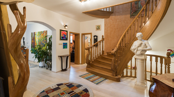 Vstupní hala - Prodej domu 328 m², Praha 9 - Horní Počernice