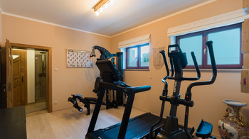 Posilovna - Prodej domu 328 m², Praha 9 - Horní Počernice