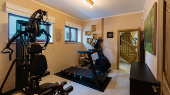 Posilovna - Prodej domu 328 m², Praha 9 - Horní Počernice