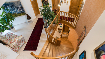 Schody - Prodej domu 328 m², Praha 9 - Horní Počernice