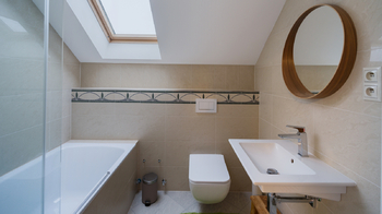 Koupelna - Prodej domu 328 m², Praha 9 - Horní Počernice