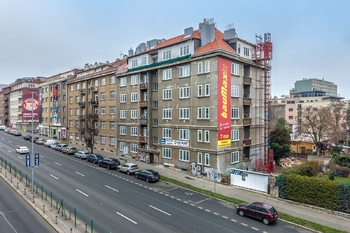 pohled na dům v rekonstrukci - Prodej bytu 3+1 v osobním vlastnictví 107 m², Praha 4 - Nusle