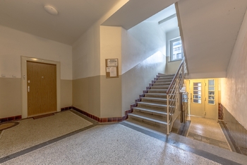 schodiště - Prodej bytu 3+1 v osobním vlastnictví 107 m², Praha 4 - Nusle