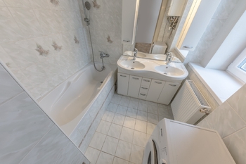 koupelna - Prodej bytu 3+1 v osobním vlastnictví 107 m², Praha 4 - Nusle