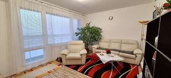 Obývací pokoj s balkonem - Prodej bytu 3+1 v osobním vlastnictví 60 m², Brno