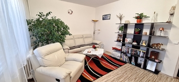 Obývací pokoj s balkonem - Prodej bytu 3+1 v osobním vlastnictví 60 m², Brno