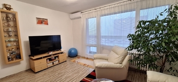 Obývací pokoj s balkonem - Prodej bytu 3+1 v osobním vlastnictví 60 m², Brno