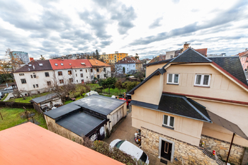 Pohled za dům na východ - Prodej bytu 1+kk v osobním vlastnictví 28 m², Praha 3 - Žižkov