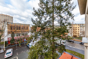 Pohled do ulice Na Jarově a Hartigova - Prodej bytu 1+kk v osobním vlastnictví 28 m², Praha 3 - Žižkov