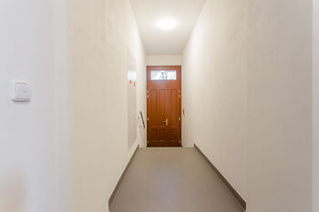 chodba domu - Pronájem bytu 3+kk v osobním vlastnictví 102 m², Brno