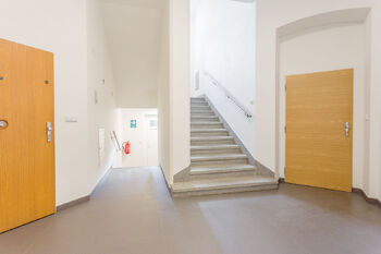 chodba domu - Pronájem bytu 3+kk v osobním vlastnictví 102 m², Brno
