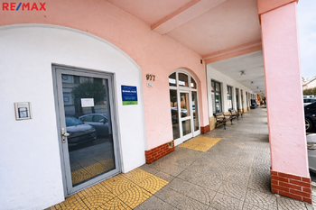 pohled z ulice - Prodej obchodních prostor 241 m², Hluboká nad Vltavou