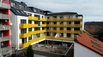 Skutečný stav - pohled do vnitrbloku s platanem uprostřed  - Prodej bytu 4+kk v osobním vlastnictví 237 m², České Budějovice