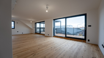 Pohled přes HS portály na terasu - výstup z obývacího pokoje a jídelny/kuchyně - Prodej bytu 4+kk v osobním vlastnictví 237 m², České Budějovice 