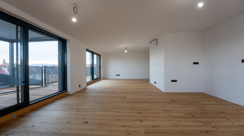 Obývací pokoj 49,49 m2 - pohled od kuchyňské linky, resp. jídelny  - Prodej bytu 4+kk v osobním vlastnictví 237 m², České Budějovice