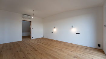 Ložnice - klimatizační jednotka nade dveřmi  - Prodej bytu 4+kk v osobním vlastnictví 237 m², České Budějovice