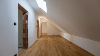 Pohled z předsíně do chodby 39,55m2  - Prodej bytu 4+kk v osobním vlastnictví 237 m², České Budějovice