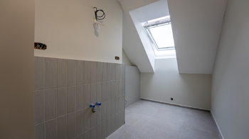 Koupelna 10,84 m2 zrcadlově otočená k druhé koupelně  - Prodej bytu 4+kk v osobním vlastnictví 237 m², České Budějovice