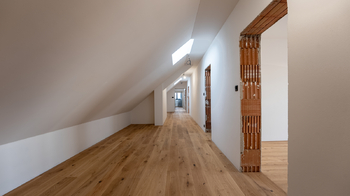 Pohled od zadního pokoje směrem k předsíni s výtahem  do bytu 9,91 m2 - Prodej bytu 4+kk v osobním vlastnictví 237 m², České Budějovice