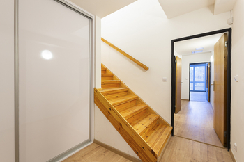 Pronájem bytu 6 a více v osobním vlastnictví 220 m², Praha 8 - Kobylisy