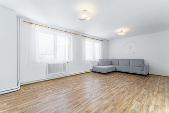Obývací pokoj v přízemí - Prodej domu 208 m², Příbram