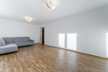 Obývací pokoj v přízemí - Prodej domu 208 m², Příbram