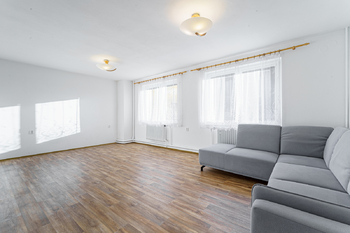 Obývací pokoj v přízemí - Prodej domu 208 m², Příbram