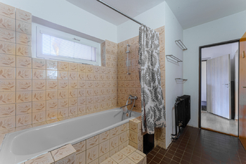 Koupelna v přízemí - Prodej domu 208 m², Příbram
