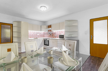 Kuchyně s jídelnou v přízemí - Prodej domu 208 m², Příbram