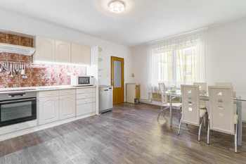 Kuchyně s jídelnou v přízemí - Prodej domu 208 m², Příbram