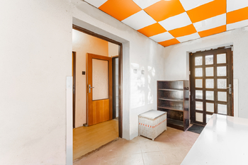 Zádveří z druhé strany domu - Prodej domu 208 m², Příbram